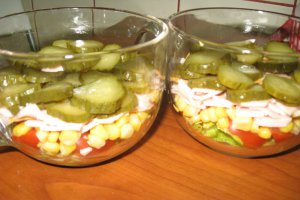 Salata in straturi colorate cu maioneza si iaurt