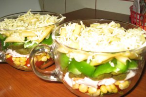 Salata in straturi colorate cu maioneza si iaurt