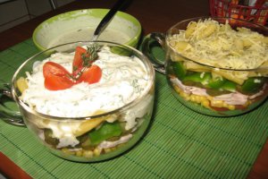 Salata in straturi colorate cu maioneza si iaurt