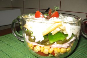 Salata in straturi colorate cu maioneza si iaurt