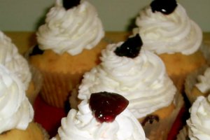 Cupcakes cu merisoare si crema de vanilie