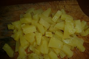Desert cu piscoturi si budinca de ciocolata cu ananas