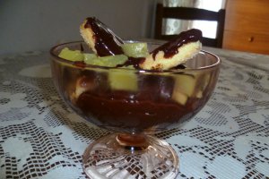 Desert cu piscoturi si budinca de ciocolata cu ananas