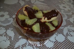 Desert cu piscoturi si budinca de ciocolata cu ananas