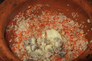 Pilaf cu cocos si jumari de pasare in vas de lut