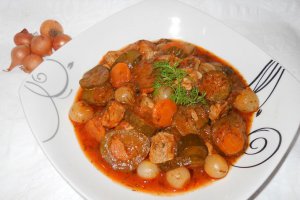 Mâncare de castraveţi acri cu carne de porc si arpagic