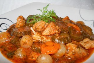 Mâncare de castraveţi acri cu carne de porc si arpagic