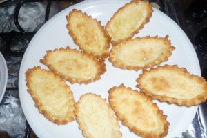 Minitarte cu crema de patiserie si ananas
