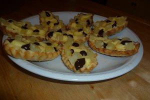 Minitarte cu crema de patiserie si ananas