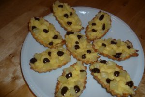 Minitarte cu crema de patiserie si ananas