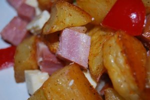 Salata colorata cu cartofi crocanti