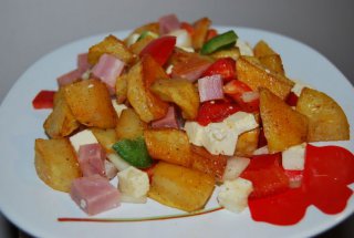 Salata colorata cu cartofi crocanti