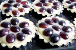 Tarte cu struguri si crema de migdale