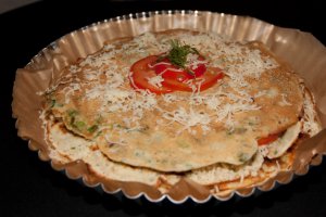 Tort de clatite cu branza Gouda si rosii