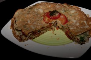 Tort de clatite cu branza Gouda si rosii