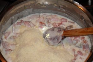 Tagliatelle cu bacon si sos de smantana