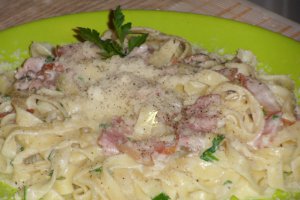 Tagliatelle cu bacon si sos de smantana