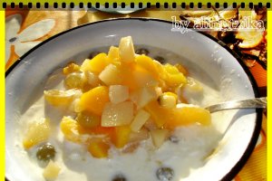 Iaurt cu fructe tropicale, struguri si clementine