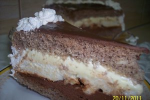 Tort cu bezea si doua creme