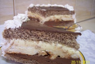 Tort cu bezea si doua creme