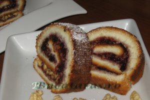 Rulada cu gem de prune si nuca