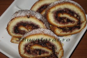 Rulada cu gem de prune si nuca