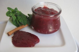 Gem de prune cu menta si scortisoara