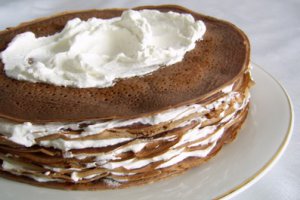 Tort de clatite cu frisca si ciocolata