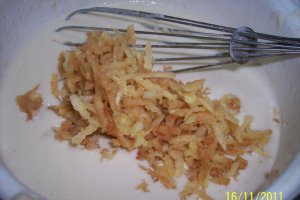 Clatite cu gutui in aluat