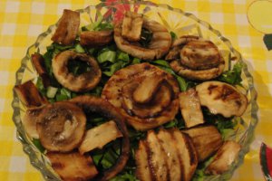 Salata verde cu ciuperci la gratar