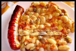 Fasole grasa cu legume si carnati trandafir