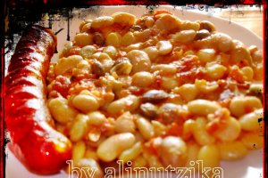 Fasole grasa cu legume si carnati trandafir