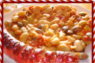 Fasole grasa cu legume si carnati trandafir