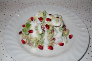 Salată cu avocado, pui şi rodie