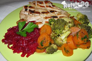 Pui cu broccoli şi morcovi