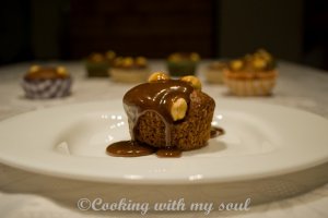 Cupcakes cu cacao si topping de caramel