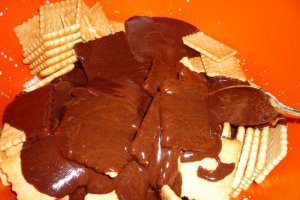 desert rulou de biscuiti cu ciocolata, piure de castane si nuci
