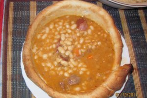 Fasole cu ciolan servita in paine de casa!!!