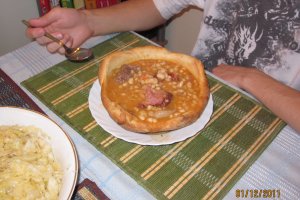 Fasole cu ciolan servita in paine de casa!!!