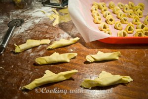Tortellini de casa cu varza si sos de rosii