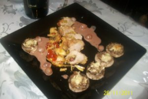 Muschiulet de porc “en pappiotte” servit cu ciupercute umplute si sos de vin