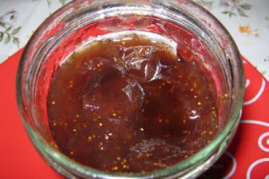 Clătite cu dulceaţă de smochine şi ingheţată