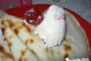 Clătite cu dulceaţă de smochine şi ingheţată