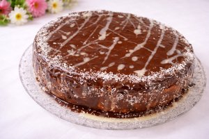 Desert tort cu trei creme de ciocolata