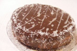 Desert tort cu trei creme de ciocolata
