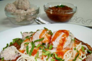 Spaghete cu perisoare si sos de rosii