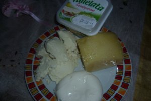 Placinta cu mix de branza