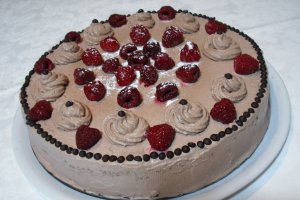 Tort ciocolatos cu zmeura..