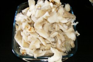 Bucatele de pui cu ciuperci pleutorus