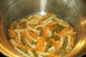 Budinca de paste colorate cu carne si ciuperci